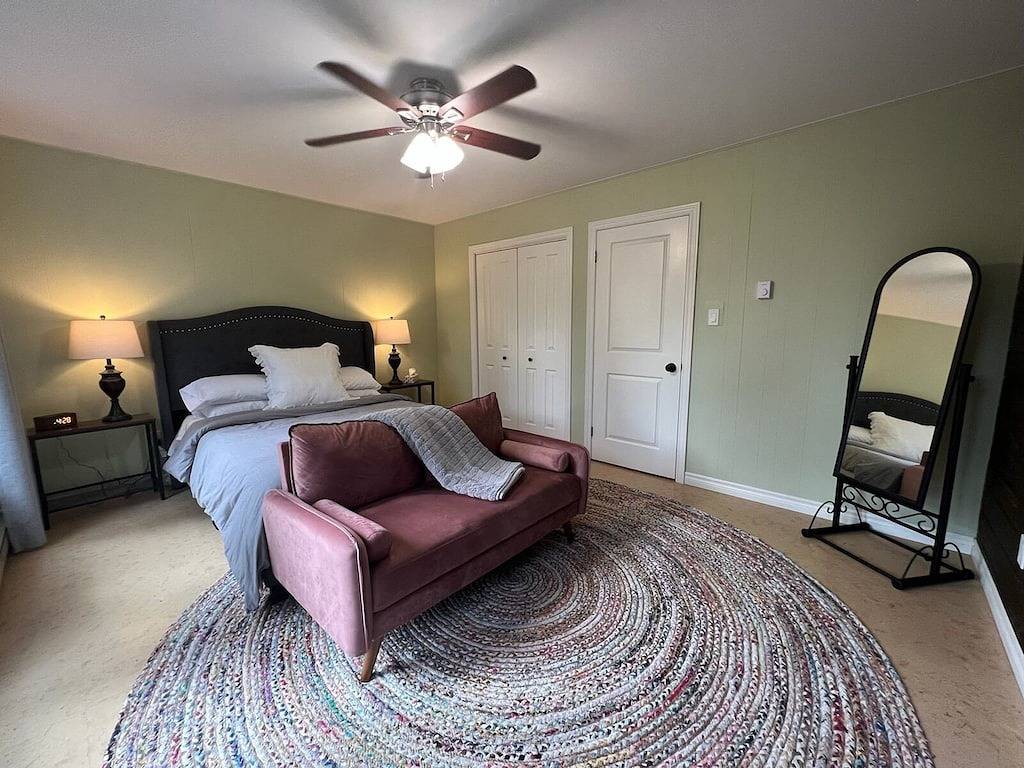 Peace & Privacy on 10 acres with full game room and fireplace in Algonquin Provincial Park