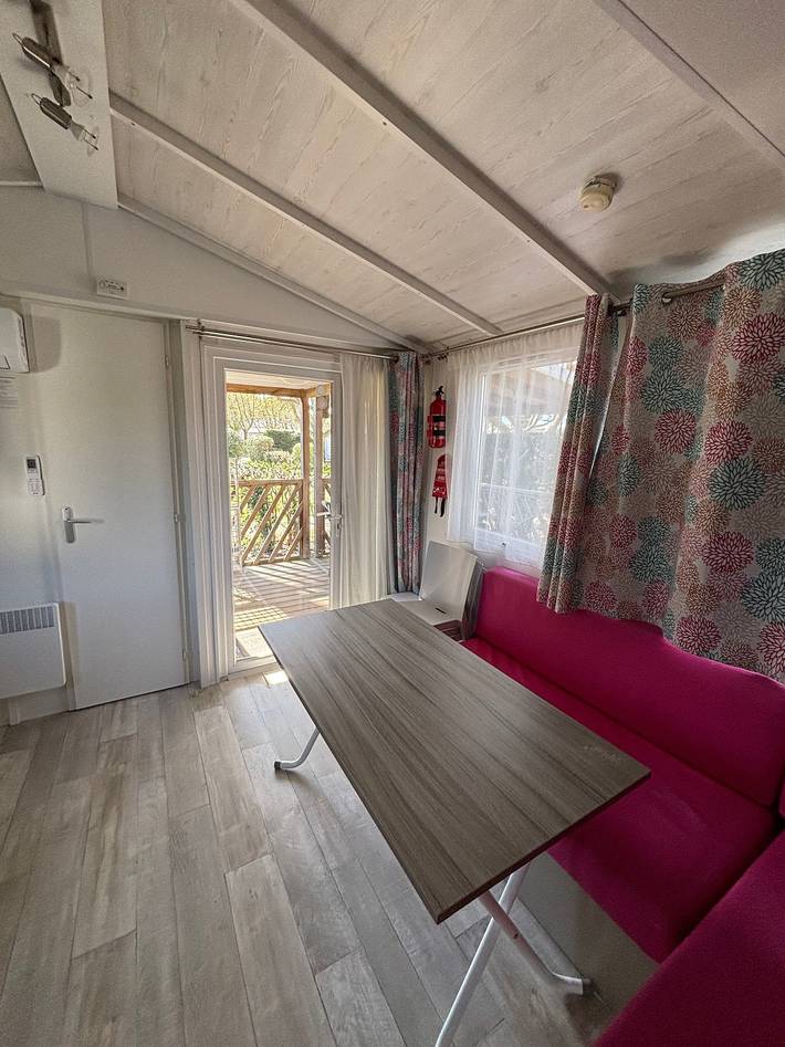 Camping pour 6 personnes, avec jardin et vue sur le lac dans le Luberon