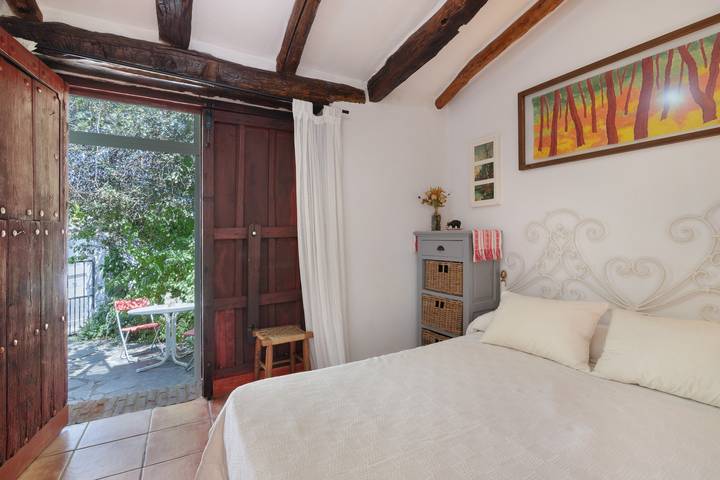 La Rana Verde with Fireplace, Mountain Views and Wi-Fi in Los Romeros, Jabugo