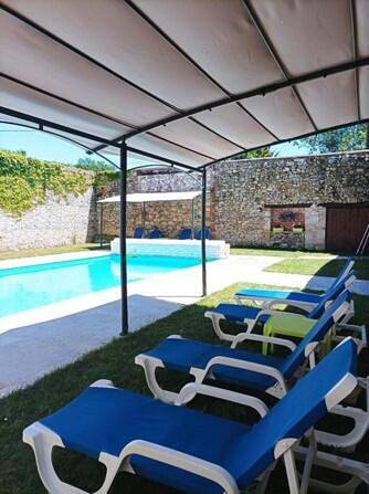 Location de vacances pour 8 personnes, avec vue ainsi que jardin et piscine à Pailloles