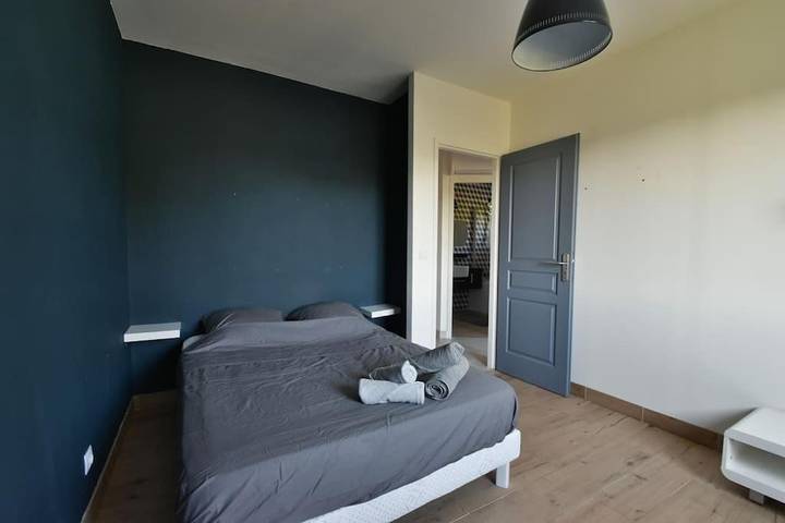 Location de vacances pour 8 personnes, avec Terrasse et Jardin ainsi que Piscine et Vue à Châteauneuf-le-Rouge - 4