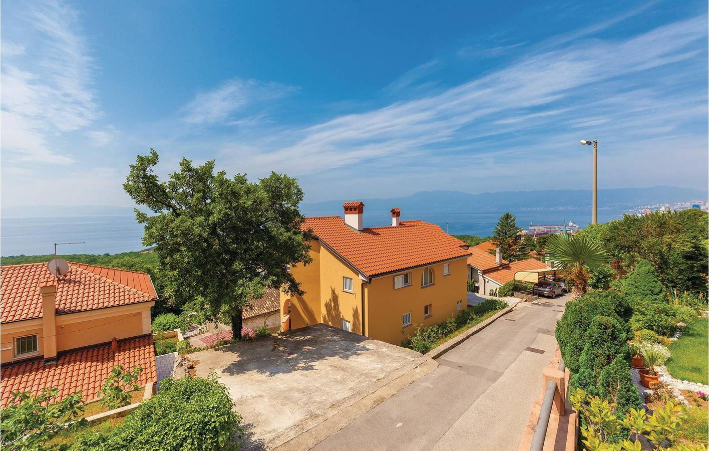 Geheel vakantieappartement, Appartement met zeezicht in de buurt van Bakar, met terras en parkeerplaats in Vrh Martinscice, Primorje-Gorski Kotar