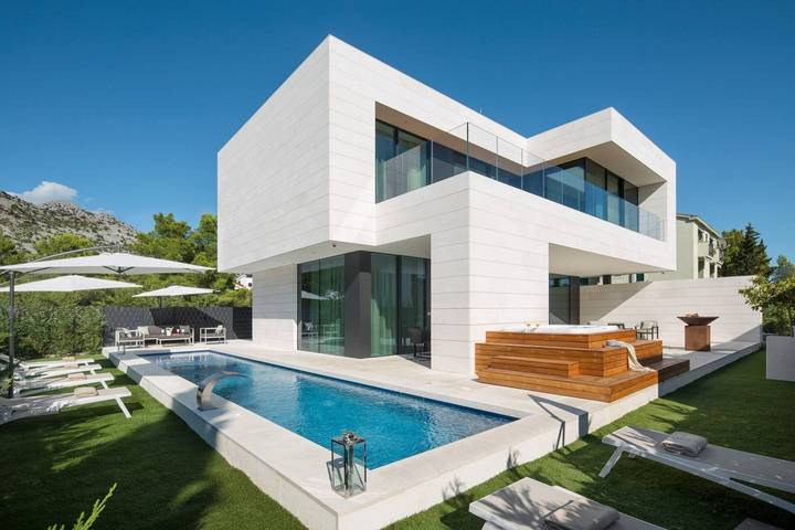 Ferienhaus für 20 Personen, mit Balkon/Terrasse und Garten sowie Pool und Sauna in Starigrad Paklenica