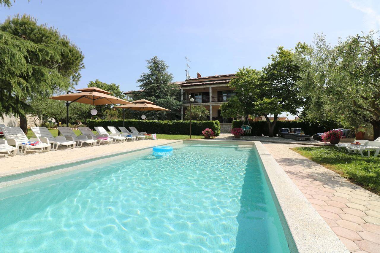 Entire holiday apartment, Rosemary flat with terrace and pool in Vrvari, Porec region