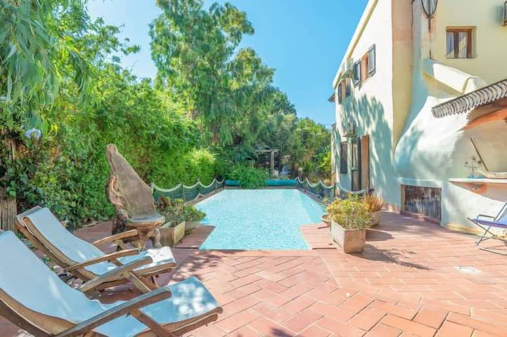 Ferienhaus für 17 Personen, mit Balkon/Terrasse und Garten sowie Pool