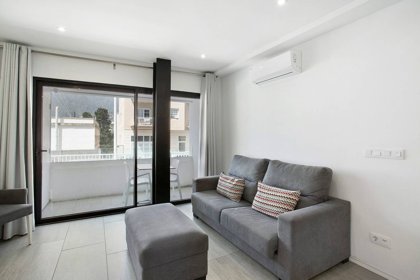 Apartamento inteiro, Casa de férias 'Flying La Palma - Yellow' com vista para a montanha, terraço e Wi-Fi in Los Llanos, Los Llanos de Aridane