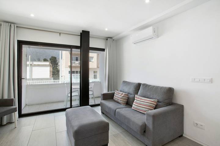 Entire apartment, Vacation Home 'Flying La Palma - Yellow' with Mountain View, Terrace & Wi-Fi in Los Llanos, Los Llanos de Aridane