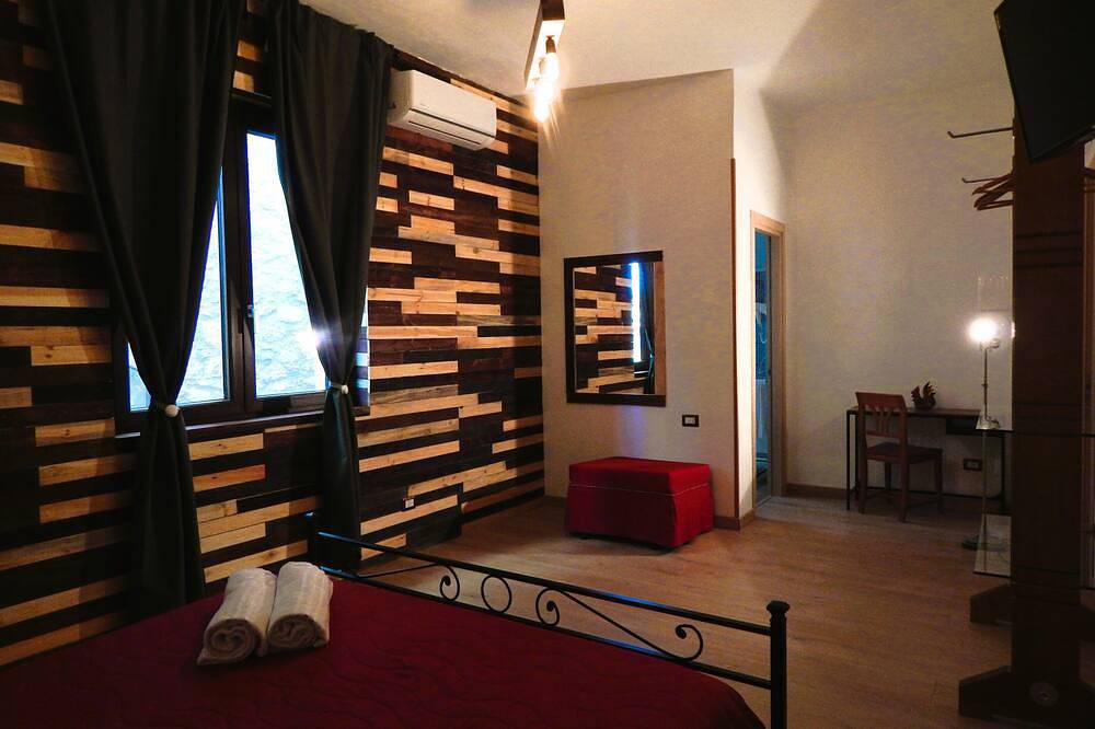 Warm and cozy room with handcrafted recycled wood finishes  in Piazza Armerina, Provincia d'Enna