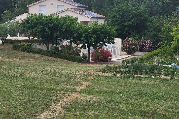 Location de vacances pour 10 personnes, avec jardin ainsi que jacuzzi et balcon, animaux acceptés à Lablachère