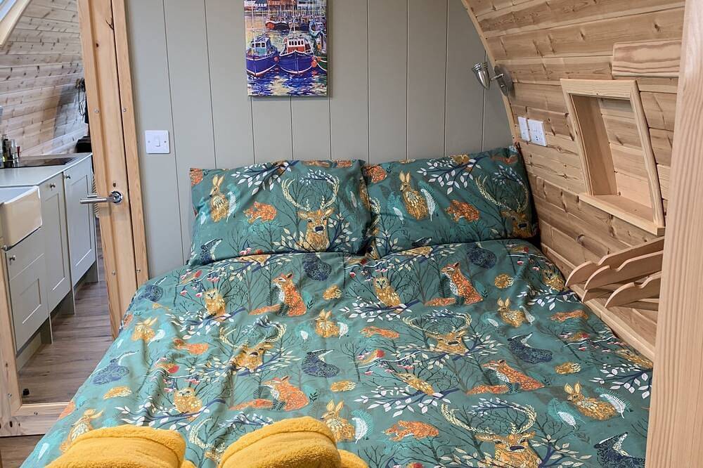 Red Squirrel Pod with Hot Tub - perfect for relaxing in countryside near Oban in Oban, Loch Linnhe