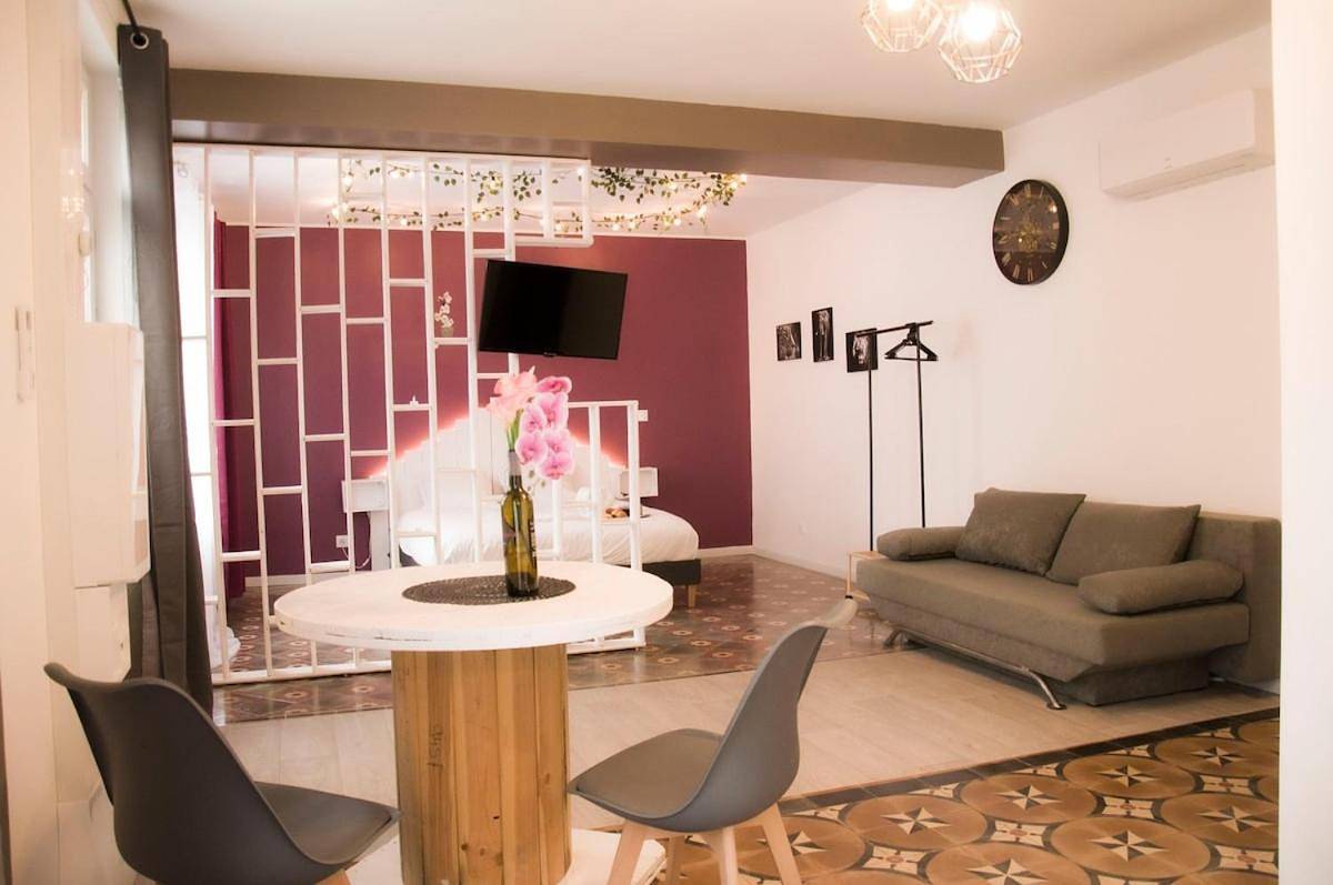 Appartement entier, One-Bedroom Apartment in Saint-Aignan, Région de Romorantin-Lanthenay
