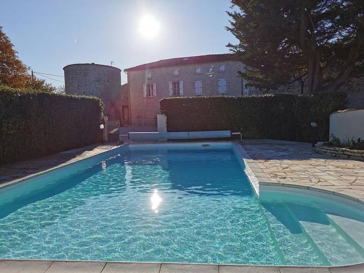 Gîte pour 2 personnes, avec vue ainsi que piscine et jardin à Néré