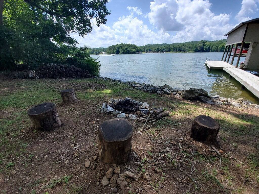 Wunderschöne Sonnenuntergänge mit einem Dock am Watts Bar Lake in Rhea County