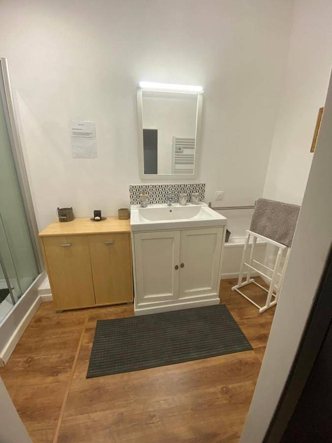 Location de vacances pour 4 personnes, avec jardin ainsi que vue et piscine à Faleyras - 2