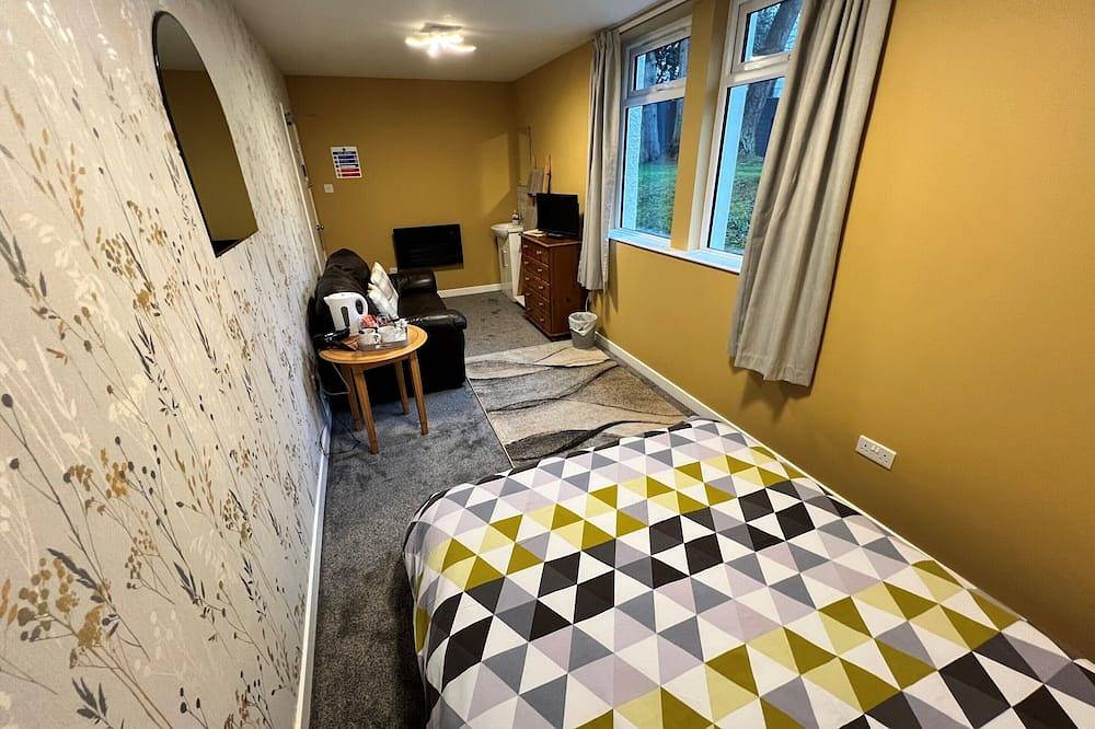 Estándar-Habitacion Doble-Vista al Jardín-Baño compartido in Inverness, Highlands