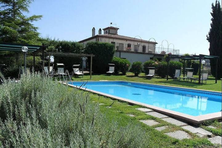 Agriturismo per 3 persone, con piscina e giardino in Scansano