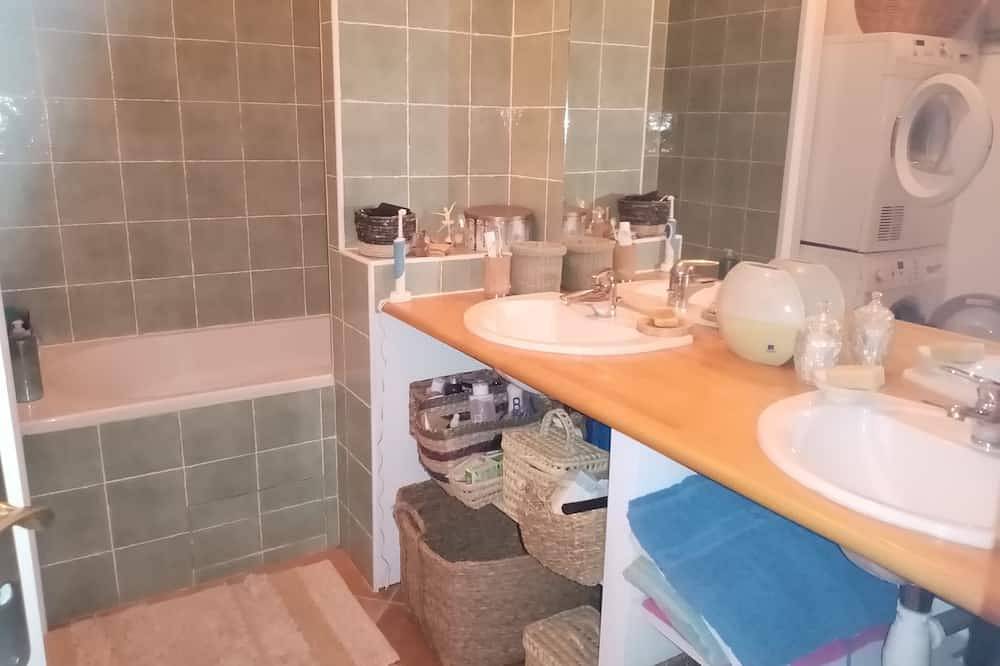 La Campagne au Bord de la Mer. Une Chambre Chez L'habitant et ses Animaux in Champeaux, Côte de la Déroute