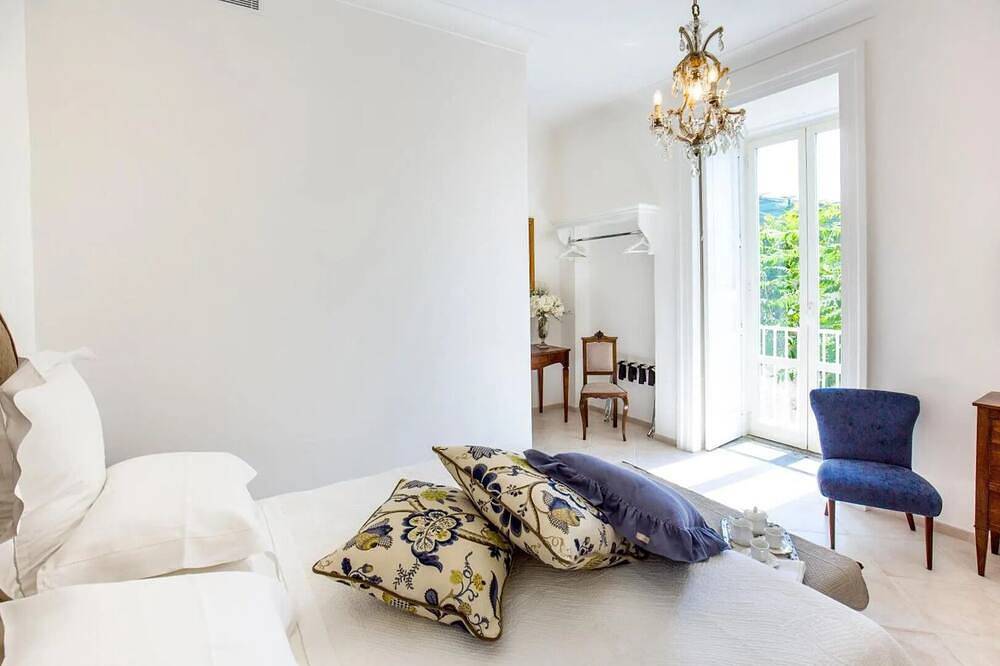 Anthea Suite in Cacace Palace with garden, near the sea and the station in Meta, Naples Province