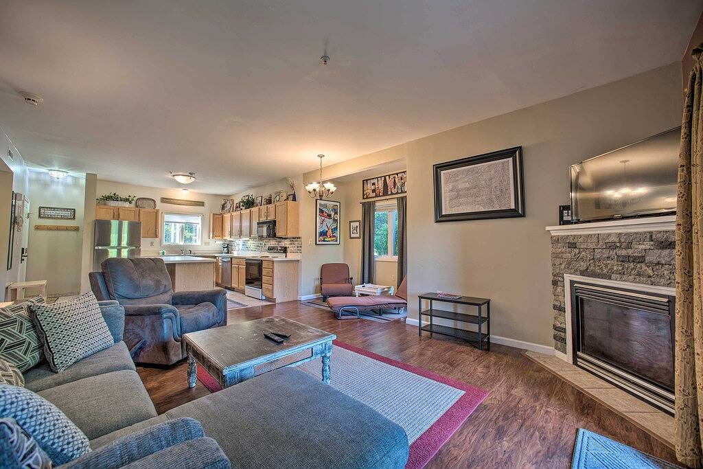 Ganze Wohnung, Hunter Mountain Ski Retreat - Steps to Lift! in Hunter, Catskill Mountains