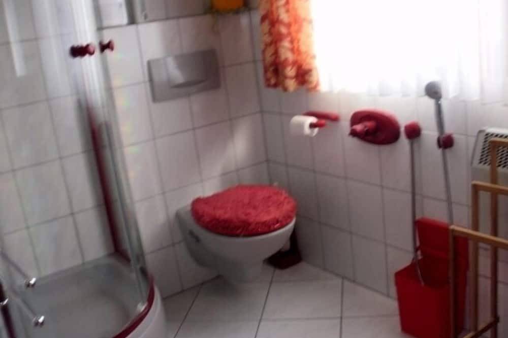 Ganze Wohnung, Sehr ruhige, gemütliche und sehr gut eingerichtete Ferienwohnung im Dachgeschoss in Gemünden am Main, Maindreieck