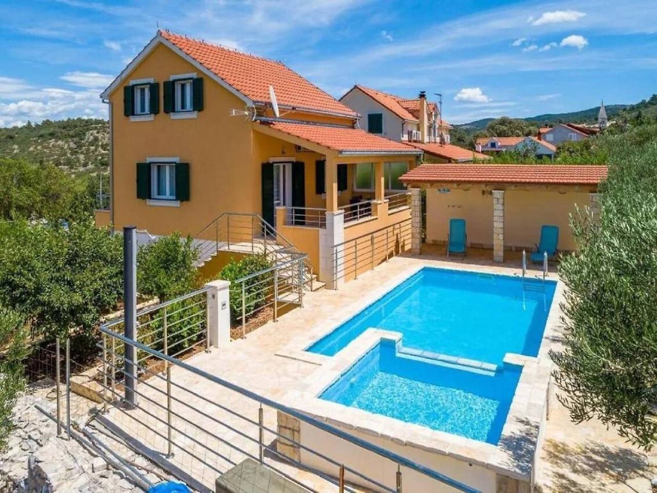 Sunny Holiday Home With Pool in Milna, Brac
