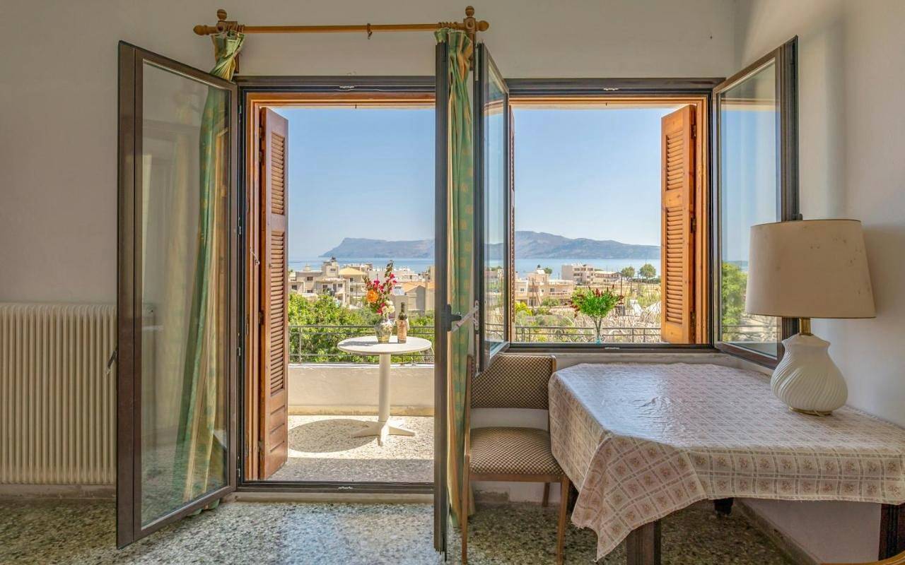 Sea View 3 Bedroom Stone Apartment in the City Center 300m from the Beach in Kissamos, Chania und Umgebung