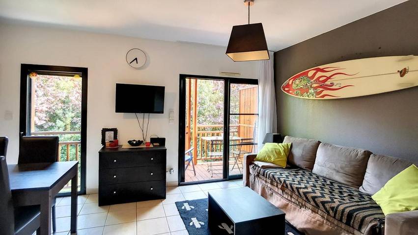 Appartement de vacances pour 4 personnes, avec balcon ainsi que jardin et piscine