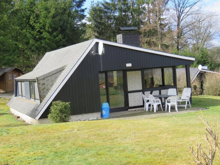 Ferienpark für 5 Personen, mit Garten und Pool sowie Terrasse, mit Haustier in der Eifel