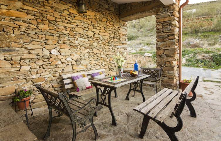 Cozy Laroya Apartment: WiFi, AC, Fireplace, Pool, Grill in Laroya, Cordillera Penibética