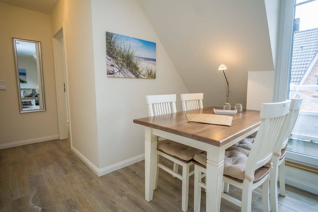 Ganze Wohnung, 3-Zimmer-Ferienwohnung für bis zu 4 Personen mit Balkon. in Westerland, Sylt (Gemeinde)