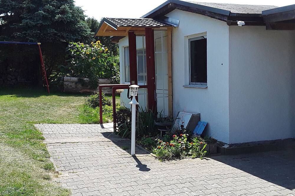 Bungalow mit Terrasse im Garten in Mahlzow, Wolgast