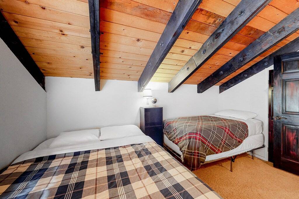 Ganze Wohnung, Two-story condo near lifts with fireplace, mountain views, & W/D, sleeps 6 in Kingsbury, Heavenly