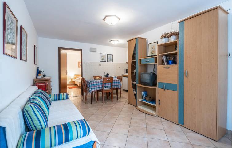 Ganze Ferienwohnung, Charmantes Apartment mit Terrasse, WLAN und Parkplatz in der Nähe des Strandes Duga Uvala in Marčana, Südküste Istrien
