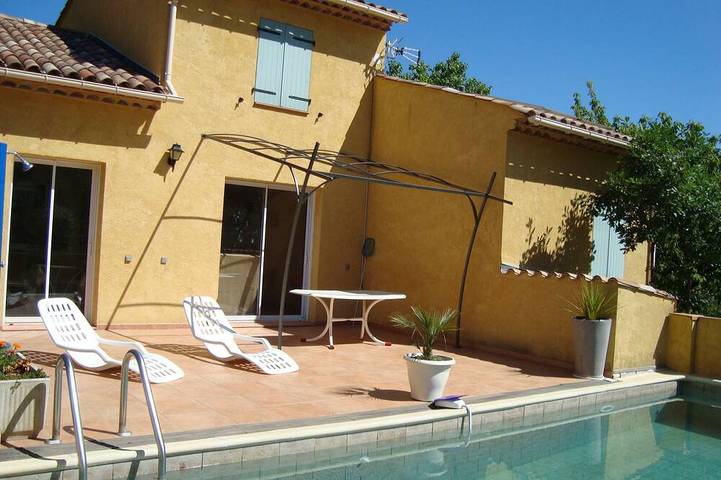 Location de vacances pour 4 personnes, avec terrasse et jardin, animaux acceptés à Mazaugues