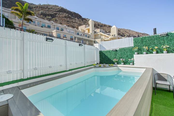 Villa Vacacional 'Big Puerto Rico Streetfront' con Vista a la Montaña, Wi-Fi y Aire Acondicionado in Puerto Rico (Gran Canaria), Mogán