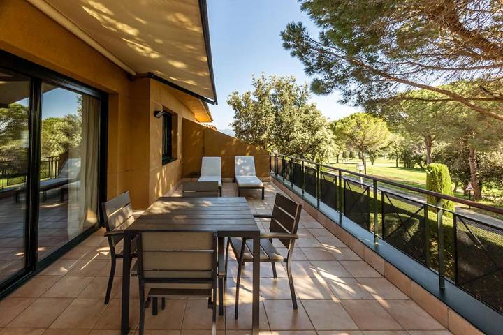 Location de vacances pour 3 personnes, avec jardin et sauna ainsi que jacuzzi et piscine à Navata - 3