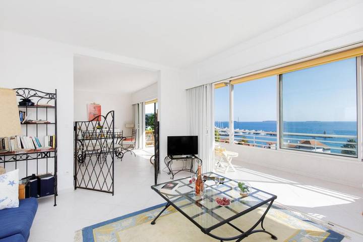 Gîte pour 6 personnes, avec terrasse et vue dans Plage De La Raguette Mandelieu La Napoule