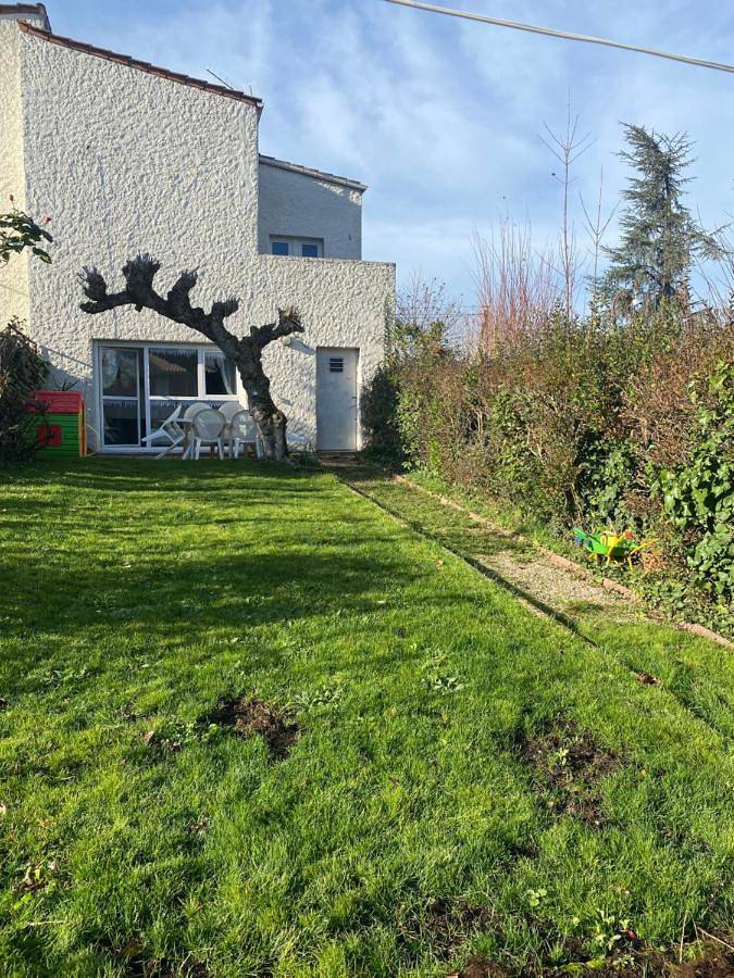 Location de vacances pour 5 personnes, avec Balcon ainsi que Terrasse et Jardin à Lormont