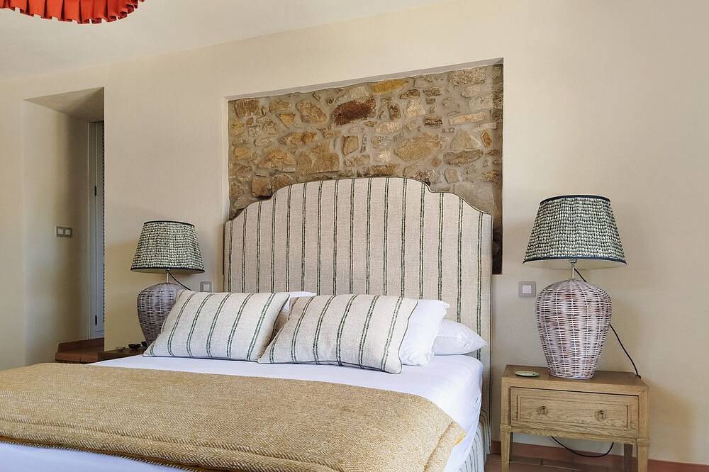 Finca Vegachi - Five Bedroom Villa, Sleeps 10 in Algatocín, Los Alcornocales