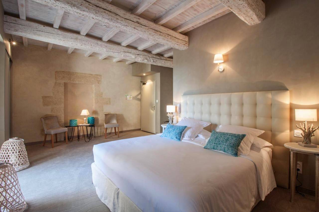 Boutique Hôtel La Villa Montesquieu & sa piscine in Laudun-l'Ardoise, Région de Nîmes