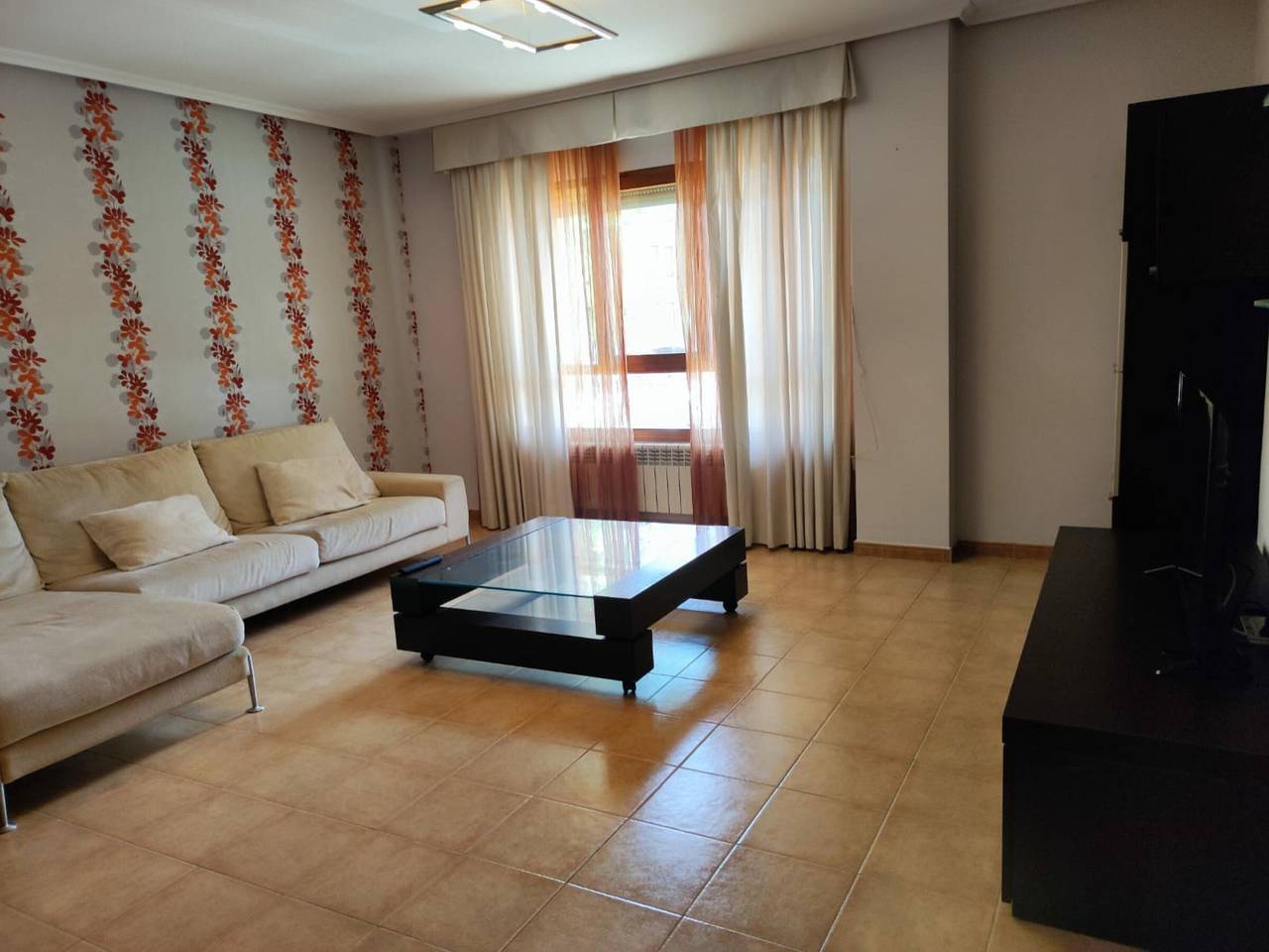 Entire apartment, Ground Floor Apartment with Pool Access, 2 Bedrooms, 2 Baths, Parking, Sleeps 6 in Jaca, Spanish Pyrenees