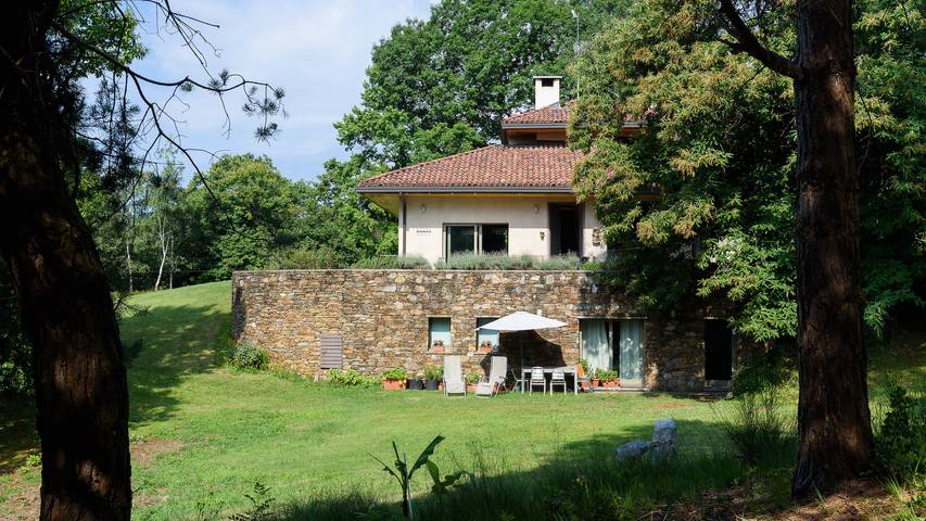 Location de vacances pour 8 personnes, avec jacuzzi ainsi que jardin et piscine, animaux acceptés à Brovello-Carpugnino - 3