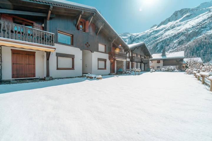 Apartamento entero, Alpine Duplex w/ Balcony & Fireplace in Chamonix-Mont-Blanc, Macizo del Mont Blanc