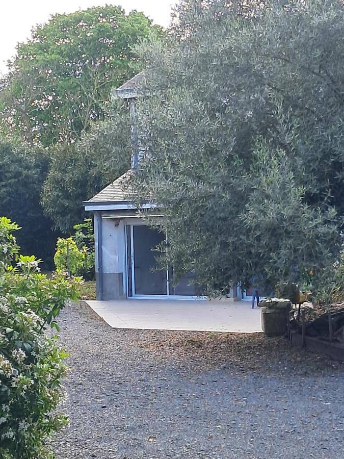 Location de vacances pour 2 personnes, avec terrasse et piscine ainsi que vue et jardin, animaux acceptés à Distré - 2