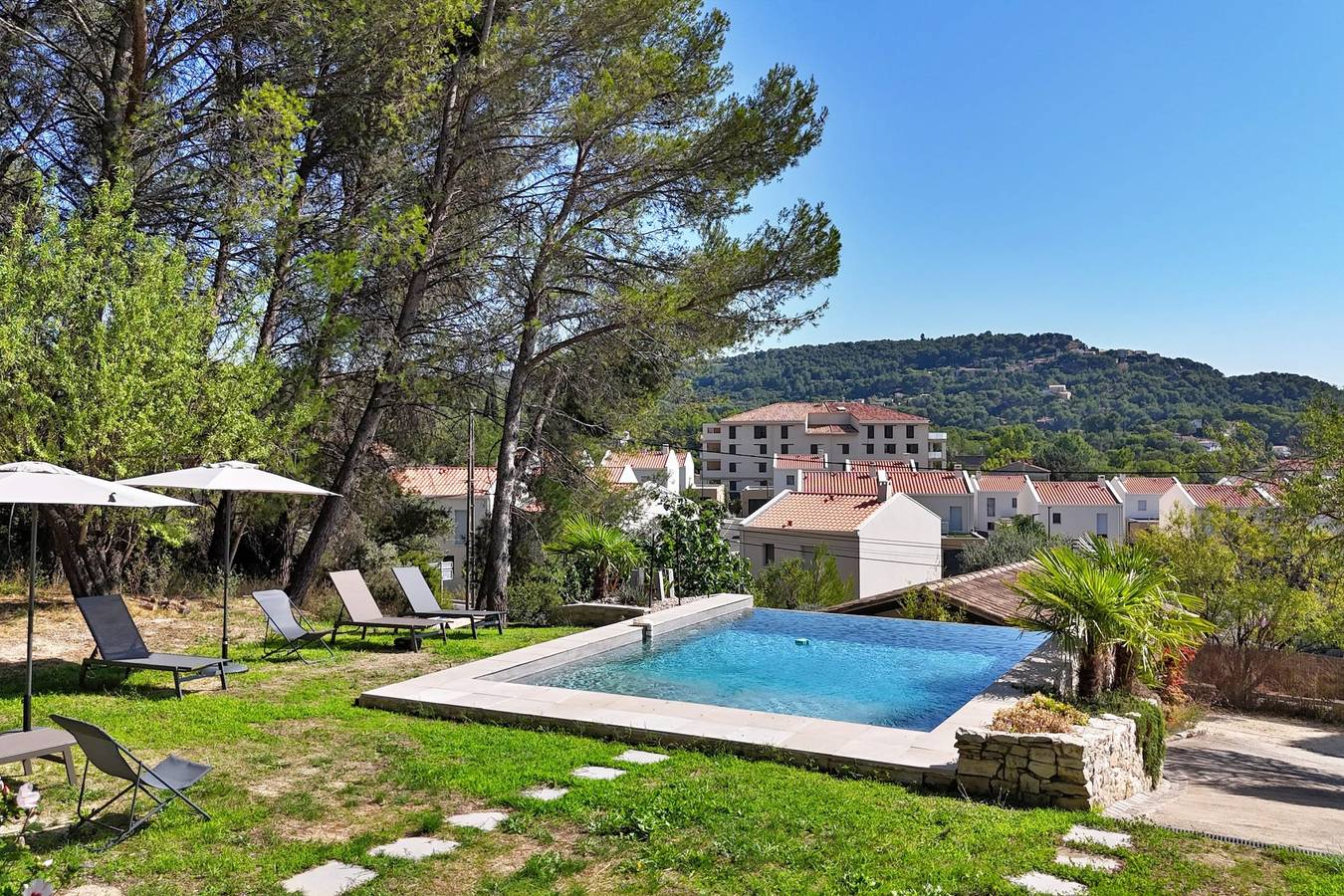 Altinea - Family Home with Infinity Pool in Ventabren, Region de Aix-en-Provence