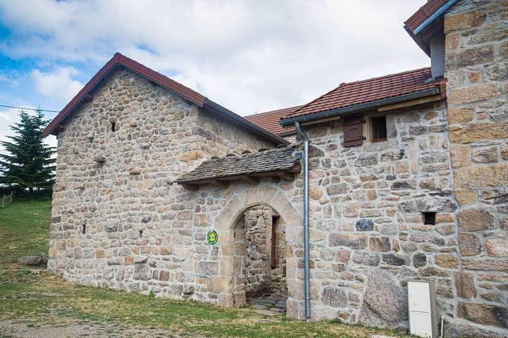 Location de vacances pour 8 personnes, avec jardin à Pied-de-Borne