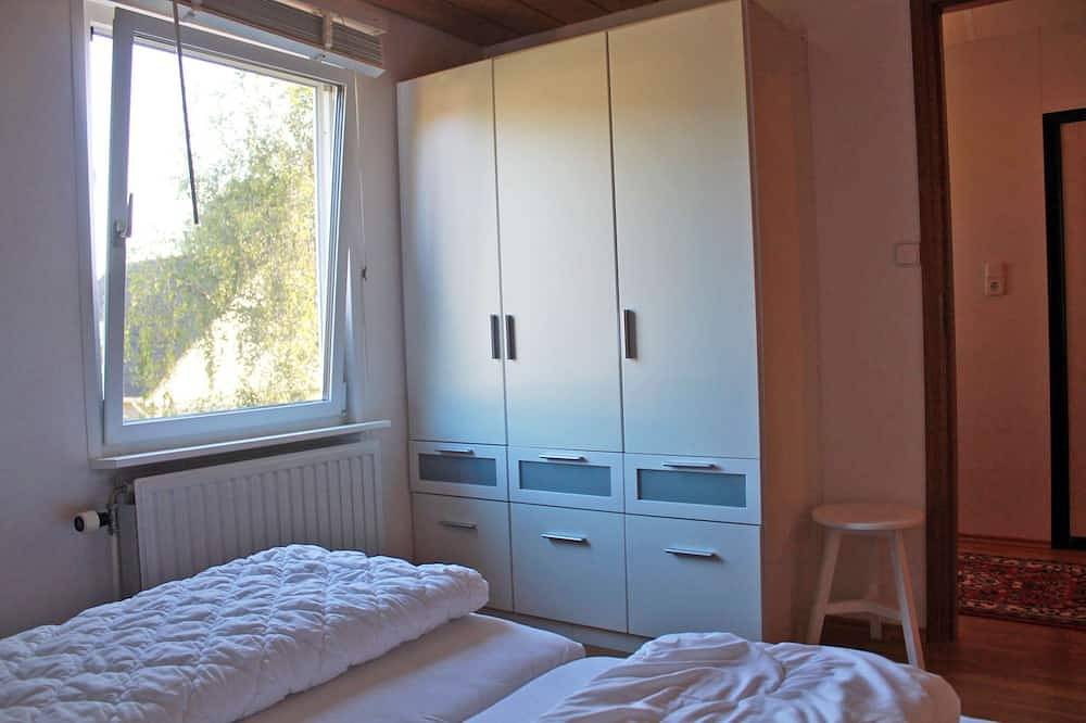 Exclusives Ferienhaus mit Wintergarten, Wlan frei, Grillecke, Liegen u.Gartenst. in Renesse Strand, Renesse