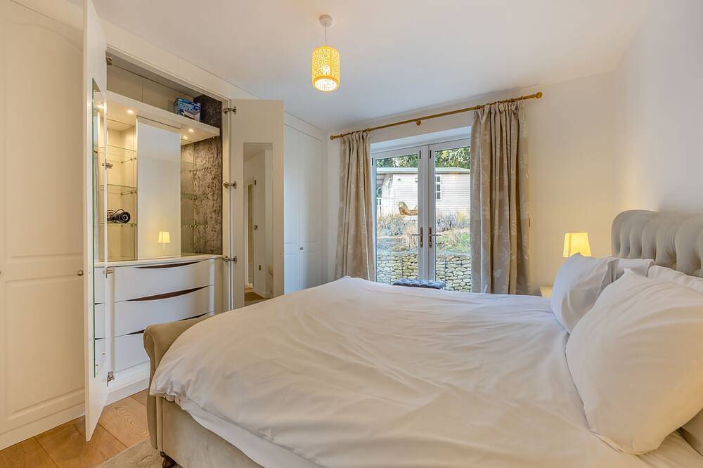 Explore Little Shurdington and Beyond in this Luxurious Holiday Home. in Badgeworth, Gloucestershire