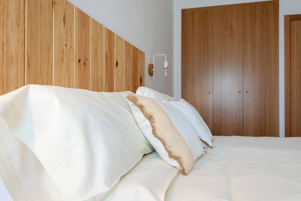 Entire apartment, Cal Xera - Cozy first floor with fireplace and private garden in Puigcerdà, Catalan Pyrenees