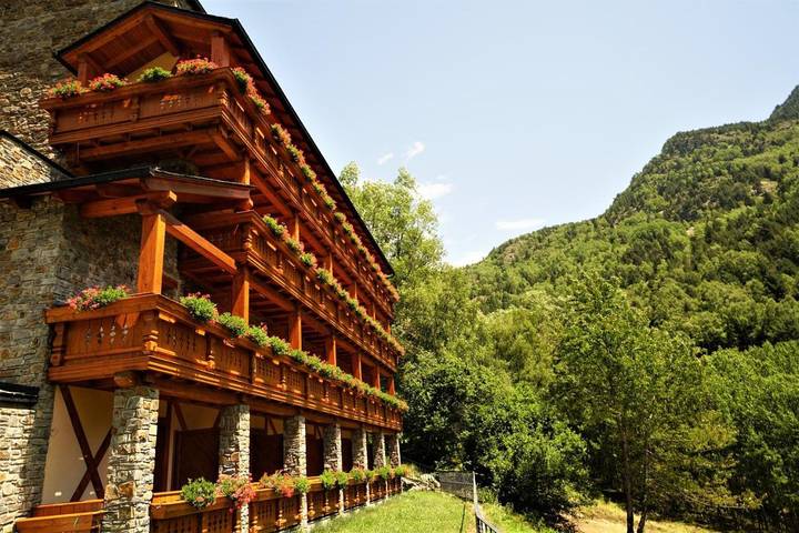 Hôtel pour 2 personnes, avec jacuzzi ainsi que terrasse et sauna dans el Serrat
